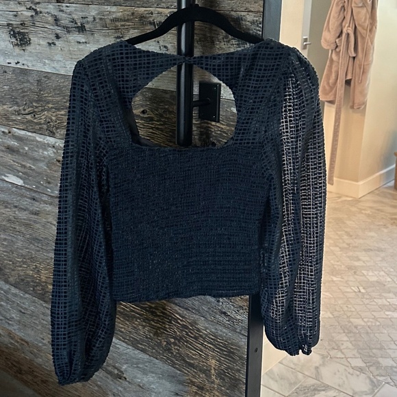 LUSH Graphite Cropped Balloon Sleeve Blouse - Picture 3 of 10